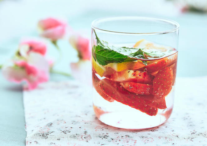 Tupperware Agua Aromatizada con Frutilla y Menta 